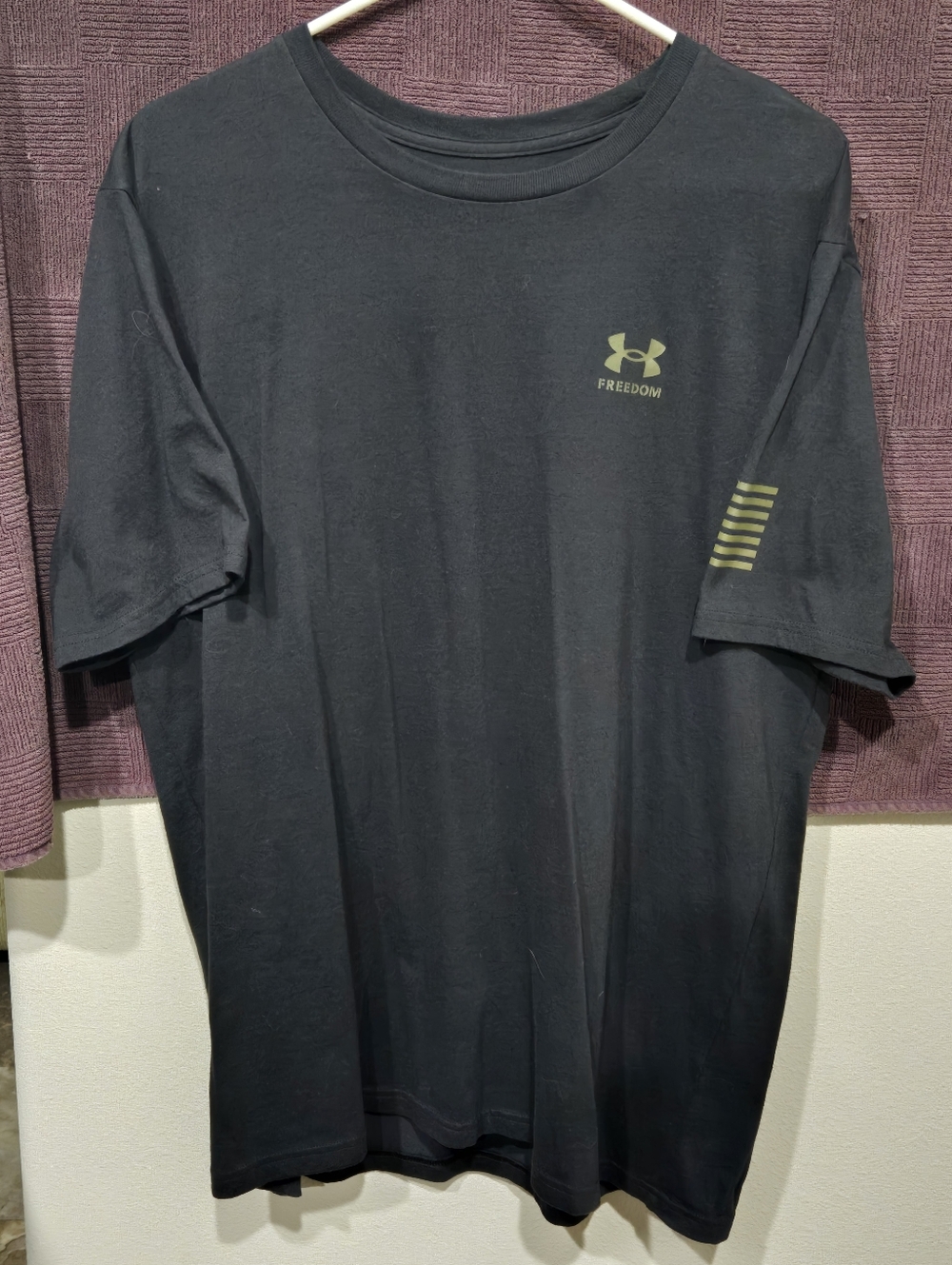 Under Armour Black Short-Sleeve Freedom Logo Tee with Olive Accents Mens Size XL